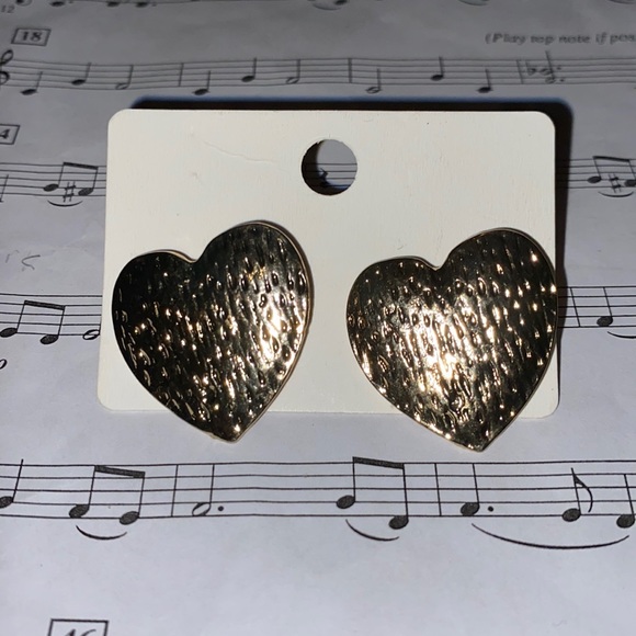 Jewelry - Gold Tone heart earrings